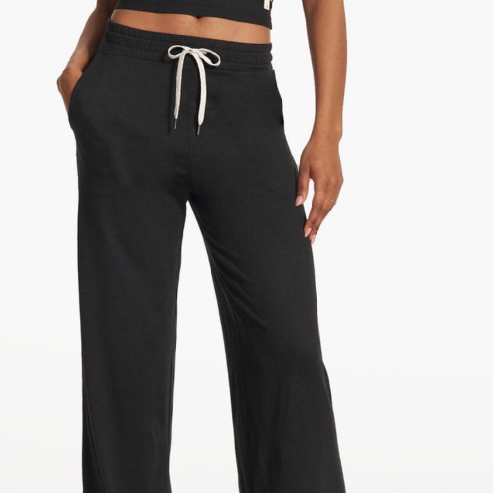 WOMEN'S VUORI HALO ESSENTIAL WIDELEG - SHORT